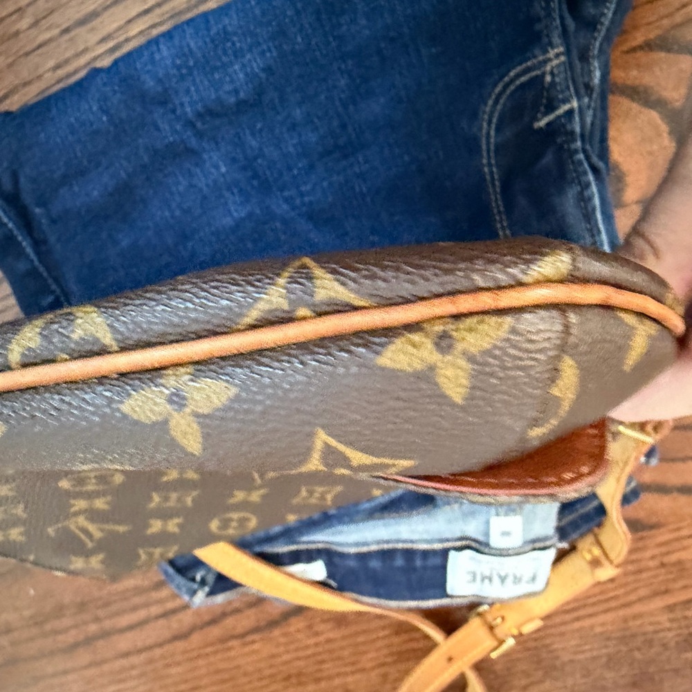 Louis Vuitton Monogram vintage shoulder Bag as shown - Picture 3 of 13